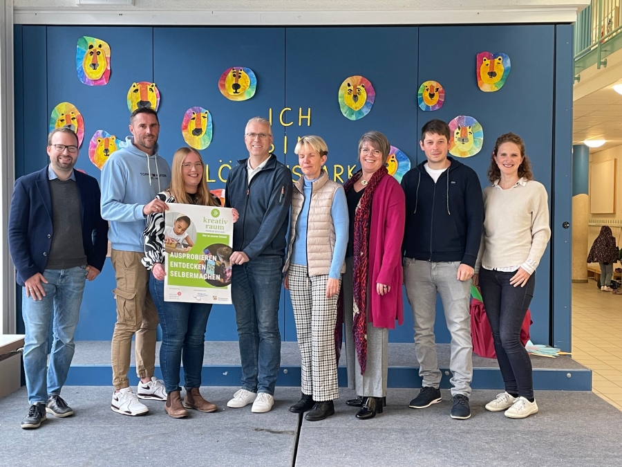 Freuen sich über den Start des Kreativraums in Delbrück: Felix Heiringhoff (Schulrat Kreis Paderborn), Jacob Regehr (Schulleiter Gymnasium Delbrück), Britta Arens (Koordinatorin AG´s Europa Gesamtschule), Christian Deutsch (Schulleiter Johannesschule Delbrück), Carolin Wahl-Knoop (Geschäftsführerin Bildungsbüro Kreis Paderborn), Julia Schlüter ( Schulamtsdirektorin der Schulaufsicht Grundschulen für das Schulamt für den Kreis Paderborn ), Steffen Timmermann (Walter Blüchert Stiftung), Vera Kruse (Koordinatorin Bildungsbüro Kreis Paderborn) © Kreis Paderborn, Melina Sohlich